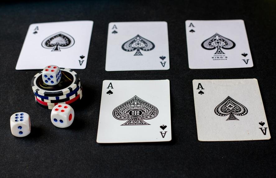 Hoe online casino's entertainering en risico in balans brengen