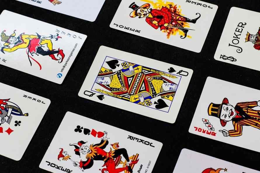 Live Casino Games vs RNG-Based Games: A Comprehensive Comparison
